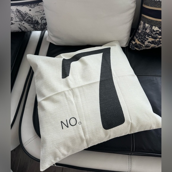Lucky # 7 Brand new pillow case with letter 7 black letter size 40cm x 40cm case - Picture 2 of 5
